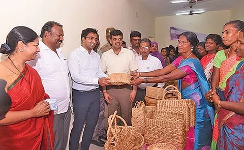 விழாவில் பெண்களின் கைவினைப் பொருட்களை கனிமொழி எம்.பி., மாவட்ட கலெக்டர் செந்தில்ராஜ் ஆகியோர் பார்வையிட்டு பாராட்டிய போது எடுத்த படம். அருகில் தூத்துக்குடி மேயர் ஜெகன் பெரியசாமி உள்ளார்.