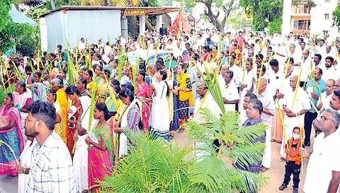 சங்ககிரியில் கிறிஸ்தவர்கள் குருத்தோலைகளை கையில் ஏந்தி ஊர்வலமாக சென்ற காட்சி. 