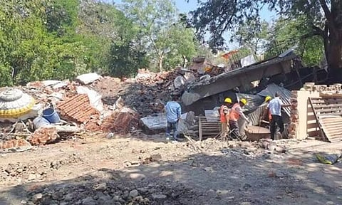 36 பக்தர்கள் உயிரை பறித்த கிணறு.. கோவில் கட்டுமானம் இடித்து அகற்றம்