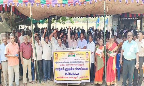 தமிழ்நாடு மாநில தொடக்க கூட்டுறவு வங்கி அனைத்து பணியாளர்கள் சங்கம் சார்பில் ஆர்ப்பாட்டம் நடைபெற்ற போது எடுத்த படம்.