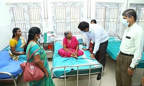 மருத்துவமனையில் நோயாளியிடம் நலம் விசாரிக்கும் கலெக்டர்