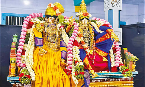 ஆண்டாள், ரெங்கமன்னார் சிறப்பு அலங்காரத்தில் வீற்றிருந்த காட்சி.