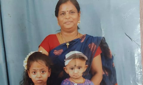 2 குழந்தைகளுடன் தாய் ஜமுனா.