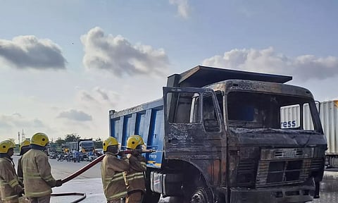 விபத்தில் சிக்கி தீப்பற்றி எரிந்த லாரி