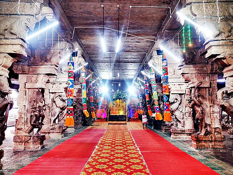 கள்ளழகர் கோவில் திருக்கல்யாண மண்டபம் அலங்கரிக்கப்பட்டுள்ளதை படத்தில் காணலாம்.