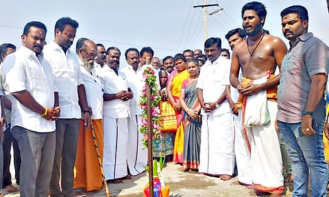 ரூ.1 கோடி மதிப்பில் தார்ச்சாலை அமைக்கும் பணிக்கு பூமி பூஜை நடந்தது. 