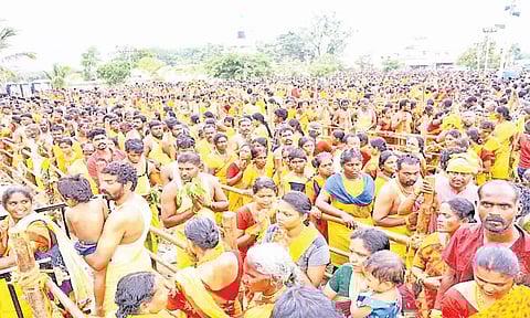 குண்டம் திருவிழாவில் பங்கேற்ற திரளான பக்தர்கள்