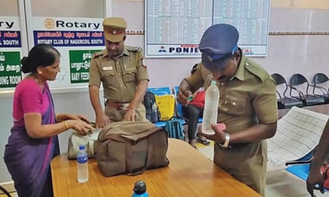 ஓடும் ரெயிலில் 3 பேர் மீது தீ வைப்பு நாகர். ரெயில் நிலையத்தில் போலீசார் சோதனை