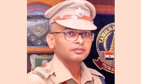 பல் பிடுங்கிய விவகாரம்: நெல்லை மாவட்ட உளவுப்பிரிவு இன்ஸ்பெக்டர், சப்-இன்ஸ்பெக்டர் அதிரடி இடமாற்றம்