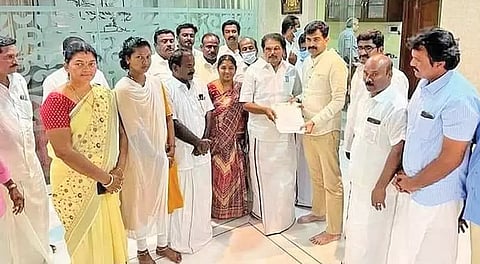 ம.தி.மு.க. தலைமை நிலைய செயலாளர் துரை வைகோ, அமைச்சர் கே.கே.எஸ்.எஸ். ஆர். ராமச்சந்திரனை நேரில் சந்தித்து நன்றி தெரிவித்த போது எடுத்த படம்.