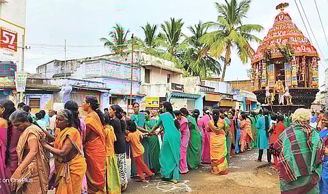 ஆதிநாதர் ஆழ்வார் கோவிலில் பங்குனி பிரம்மோற்சவ விழா தேரோட்டம் நடைபெற்றபோது எடுத்த படம்.