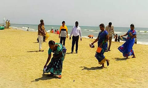 கடலூர் தேவனாம்பட்டினம் கடற்கரையில் தூய்மை செய்யும் பணிகளை மாநகராட்சி ஆணையாளர் கிருஷ்ணமூர்த்தி நேரில் ஆய்வு செய்து பார்வையிட்டார்.