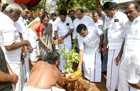 சென்னிமலை முருகன் கோவில் அடிவாரத்தில் பக்தர்கள் காத்திருப்பு கூடம் கட்டும் பணியை அமைச்சர் மு.பெ.சாமிநாதன் பூமி பூஜை செய்து தொடங்கி வைத்தார். 