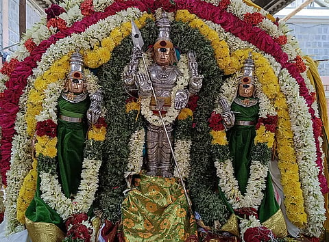 சென்னிமலை முருகப்பெருமான் வள்ளி- தெய்வானையுடன் பக்தர்களுக்கு அருள் பாலித்த காட்சி.