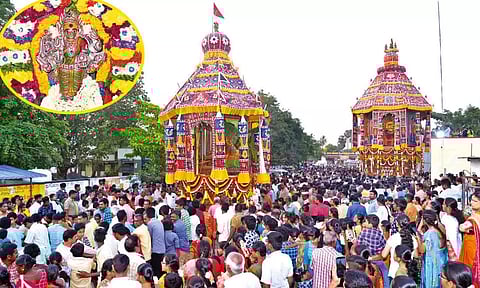 பக்தர்கள் தேர் வடம் பிடித்த காட்சி.