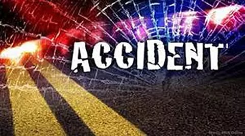 விழுப்புரம் அருகே மினி லாரி சாலையோரம் கவிழ்ந்தது: டிரைவர் உள்பட 3 பேர் காயம்