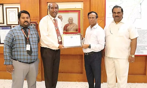 விருது பெற ஊக்கமளித்தோரை ஸ்காட் கல்வி குழும நிறுவனர் கிளிட்டஸ் பாபு பாராட்டிய காட்சி.