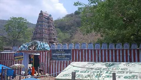 குண்டும், குழியுமாக காட்சியளிக்கும் அழகர்கோவில் மலைச்சாலை