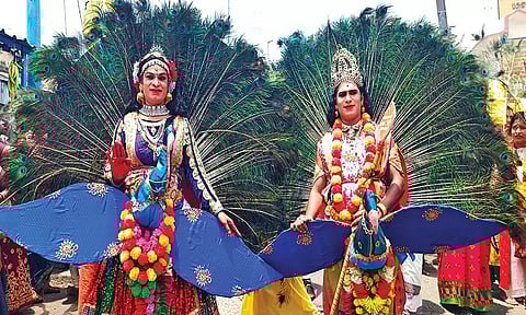 சாமி வேடம்பூண்டு நேர்த்திக்கடன் செலுத்திய பக்தர்கள்.