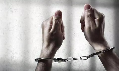 அரபு நாட்டில் இருந்து விமானத்தில் கடத்தி வரப்பட்ட 5 கிலோ தங்கம் பறிமுதல்- 2 பயணிகள் கைது