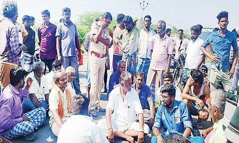சாலை மறியலில் ஈடுபட்ட பொதுமக்களிடம் போலீசார் பேச்சுவார்த்தை நடத்தினர்.