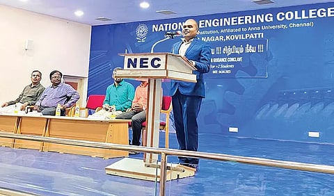 கல்வியாளர் அஸ்வின் பேசியபோது எடுத்தபடம்.