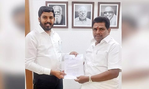 அமைச்சர் ராதாகிருஷ்ணனுடன் நாகை எம்.எல்.ஏ ஷா நவாஸ்.