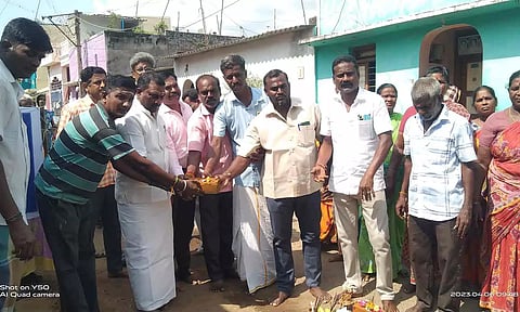  அங்காளன் எம்.எல்.ஏ. கழிவுநீர் கால்வாய் அமைக்கும் பணியை பூமி பூஜை செய்த காட்சி.