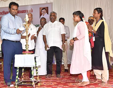 பேச்சுப்போட்டியை கலெக்டர் அனீஷ்சேகர் குத்துவிளக்கேற்றி தொடங்கி வைத்தார். அருகில் மாநில ஒருங்கிணைப்பாளர் அழகிரிசாமி மற்றும் பலர் உள்ளனர். 