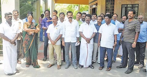  வடக்கு மாவட்ட தலைவர் செல்வராஜ் நாடார் தலைமையில் மாவட்ட செயலாளர் நயன்சிங், பொருளாளர் அசோகன் நாடார் ஆகியோர் கலெக்டர் அலுவலகத்தில் மனு கொடுத்தனர். 