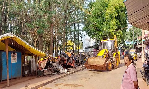 ஏலகிரி மலையில் ஆக்கிரமிப்பு அகற்றப்பட்ட கடைகள்.