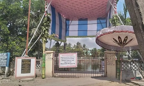 தீர்த்தவாரியின் போது 5 பேர் பலியான குளத்தில் இறங்க தடை- கோவில் தரிசனம் ரத்து