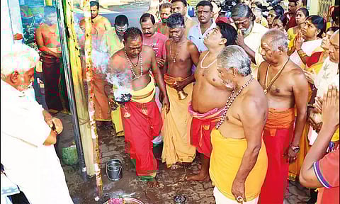 காப்பு கட்டும் நிகழ்ச்சி நடந்த காட்சி.