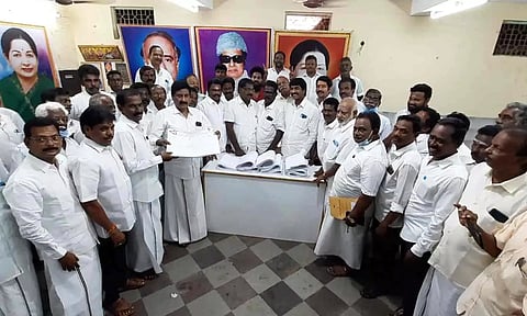 அ.தி.மு.க. புதிய உறுப்பினர் சேர்க்கையை மாநில செயலாளர் அன்பழகன் தொடங்கி வைத்த காட்சி.