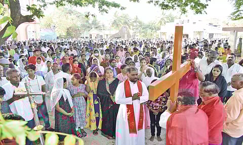  புனித வெள்ளியையொட்டி கடலூர் கார்மேல் அன்னை ஆலயத்தில் சிலுவை பாதை வழிபாடு நடைபெற்ற காட்சி.இதில் திரளான கிறிஸ்தவர்கள் கலந்து கொண்டனர்.