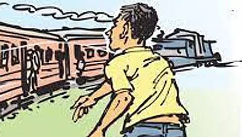 சேலம் அருகே ரெயில் மீது கல்வீசிய மர்ம நபர் யார்?