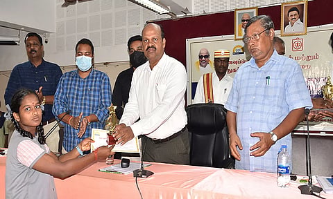 போட்டிகளில் வெற்றி பெற்ற மாணவிக்கு மாவட்ட கலெக்டர் பாலசுப்ரமணியம் பரிசு வழங்கினார்.