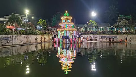 காரைக்கால் கைலாசநாதர் கோவிலில் தெப்பத் திருவிழா நடைபெற்றது. 