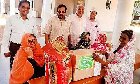 ஏழைகளுக்கு உணவுப்பொருள்கள் தொகுப்பு