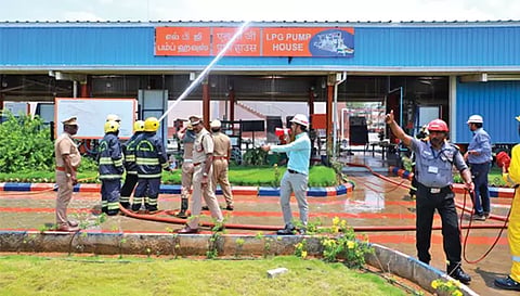 முகாமில் தொழிற்சாலை மேலாளர் சிவராமகிருஷ்ணன் பயிற்சி அளித்த போது எடுத்த படம் அருகில் இணை இயக்குனர் சபீனா, உள்ளார்.