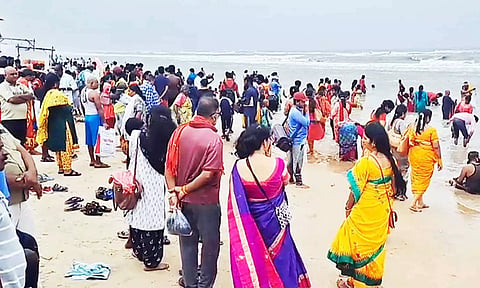 வேளாங்கண்ணி கடற்கரையில் பக்தர்கள் புனித நீராடினர்.