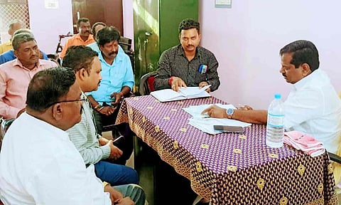 இலவச மனை பட்டா வழங்குவது குறித்து ஆலோசனை நடைபெற்ற காட்சி.