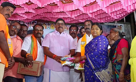 அமைச்சர் நமச்சிவாயம் வேட்டி சேலை வழங்கிய போது எடுத்த படம்