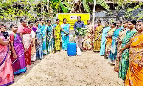 இயற்கை இடுபொருள் தயாரிப்பு குறித்து பெண்களுக்கு பயிற்சி அளிக்கப்பட்டது.