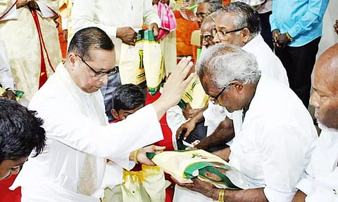 தஞ்சை திருஇருதய பேராலயத்தில் சிறப்பு பிரார்த்தனை நடந்தது.