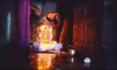 விண்ணம்பள்ளி அகஸ்தீஸ்வரர் கோவிலில் சிவன் மீது சூரிய ஒளிக்கதிர்கள் படும் நிகழ்வு தொடங்கியது