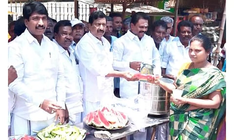 நீர்மோர் பந்தலை அ.தி.மு.க. மாநில செயலாளர் அன்பழகன் திறந்து வைத்து தர்பூசணி வழங்கிய காட்சி.