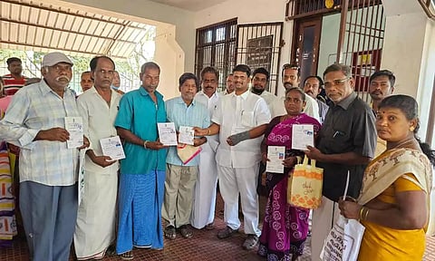 முதலியார் பேட்டை தொகுதியைச் சேர்ந்த 65 பயனாளிகளுக்கு மாதாந்திர உதவி தொகை பெறுவதற்கான ஆணையை சம்பத் எம்.எல்.ஏ. வழங்கினார்.