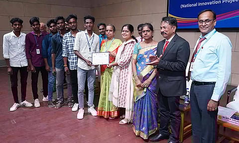 நிகழ்ச்சியில் மாணவர்களுக்கு புதுவை லூகாஸ் டி.வி.எஸ். சீனியர் நல பிரிவு அதிகாரி தமிழ்ச்செல்வி பரிசு வழங்கினார். அருகில் மின்னியல் மற்றும் மின்னணுவியல் துறை தலைவர் அன்புமலர் உள்ளார்.