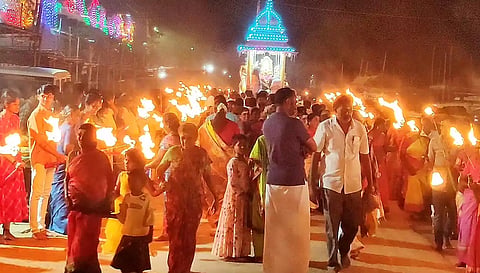 கொன்னையூர் முத்துமாரியம்மன் கோவிலில் தீப்பந்தம் பிடித்து வந்து பக்தர்கள் நேர்த்திக்கடன்